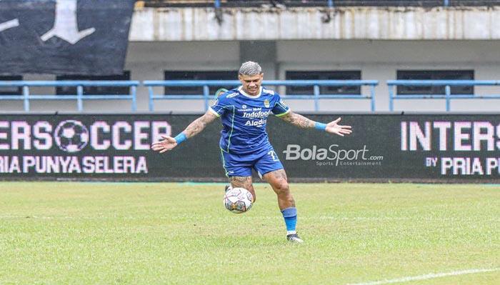 Ciro-Alves-sedang-menguasai-bola-ketika-bertanding373737.jpg