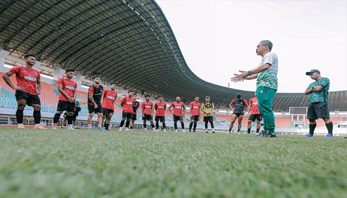 Coach-Aji-Santoso-saat-memberikan-arahan-k.jpg