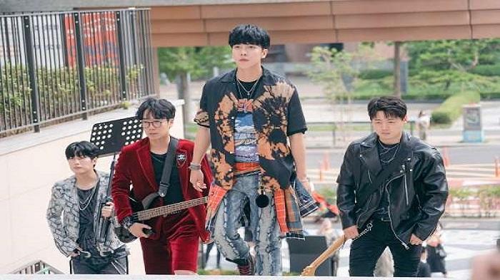 Cuplikan-adegan-Lee-Seung-Gi-tampil-seperti-anak-band-di-The-Law-Cafe-episode-3.jpg