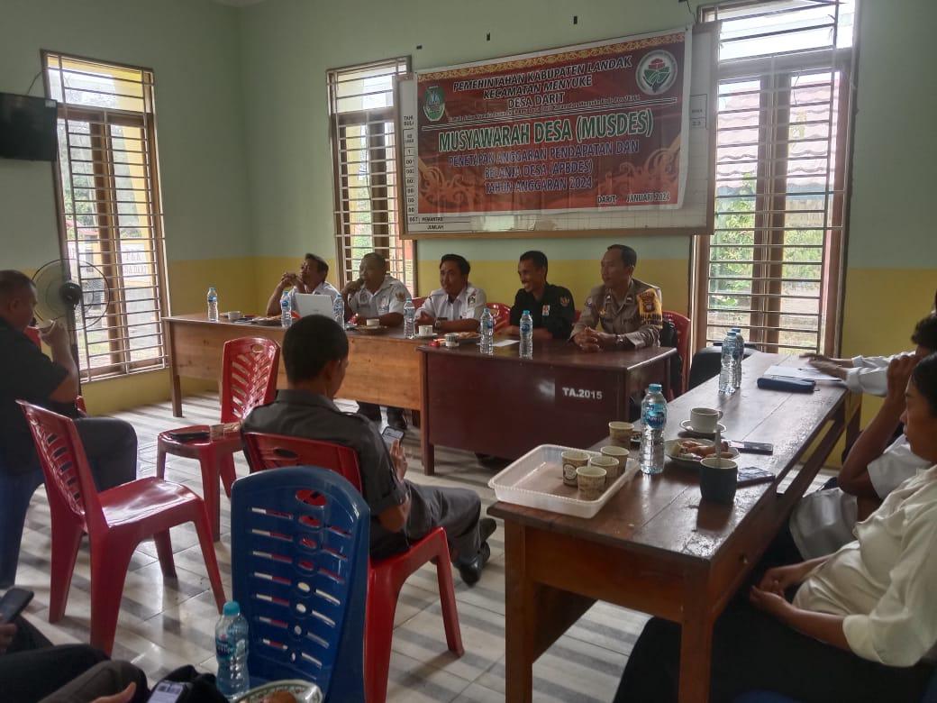 Bhabinkamtibmas Polsek Menyuke Hadiri Musyawarah Desa Penetapan Data Penerimaan BLT-DD Desa Darit