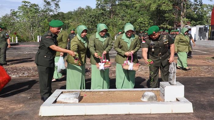 Dandim-1204Sanggau-Letkol-Inf-Bayu-Yudha-Pratama-saat-ziarah-ke-Taman-Makam-Pahlawan-TMP.jpg