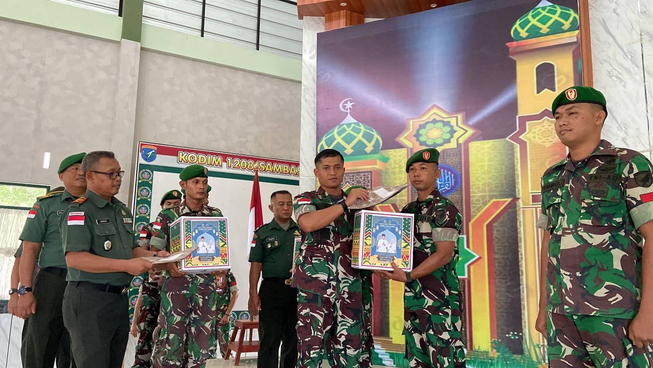 Dandim-1208-Sambas-Letkol-Czi-Priyo-Hindrarto-memberikan-bingkisan-dan-THR.jpg