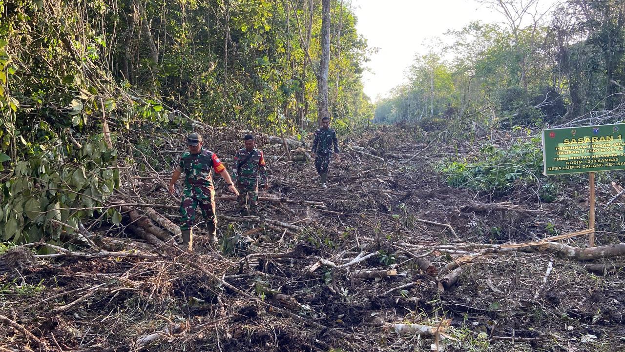 Dansatgas TMMD Ke-116 Regtas Kodim 1208/Sambas Tinjau Pembukaan Badan Jalan