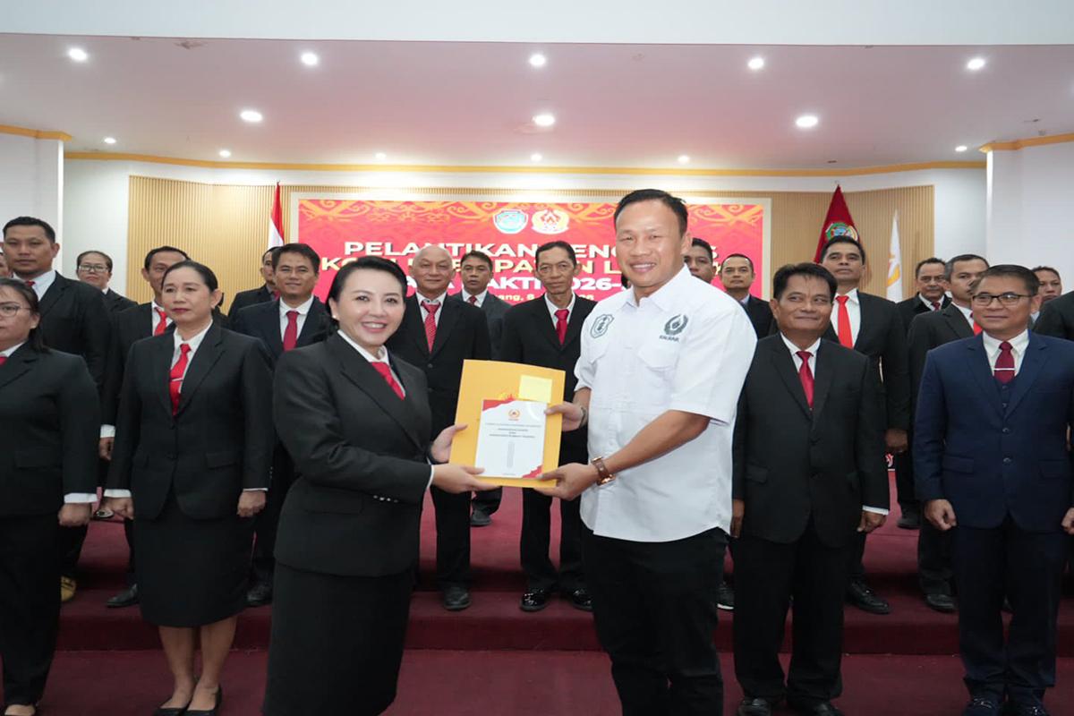 Karolin Margret Natasa Resmi Dilantik Jadi Ketua KONI Landak, Daud Yordan Puji Kekompakan Pengurus - Tribunpontianak.co.id