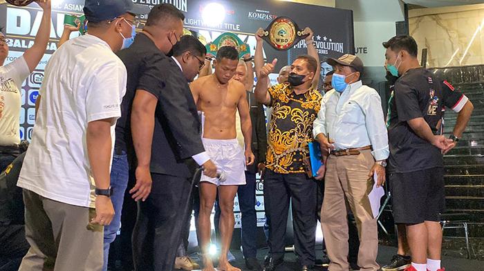 Gaya Daud Yordan Saat Timbang Badan, Gunakan Baju Bertuliskan Kayong Utara dan Ikat Kepala #DY2024