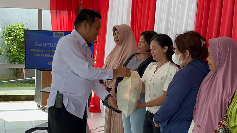 Lapas Singkawang Salurkan 50 Paket Sembako untuk Keluarga Warga Binaan Pemasyarakatan