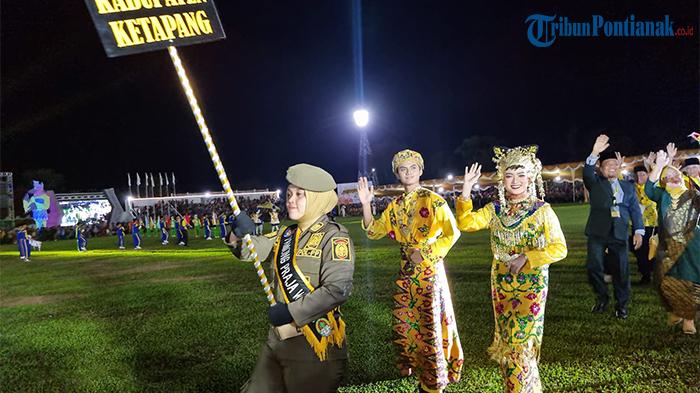 Defile-kafilah-tuan-rumah-Kabupaten-Ketapang-melambai-ke-penonton.jpg