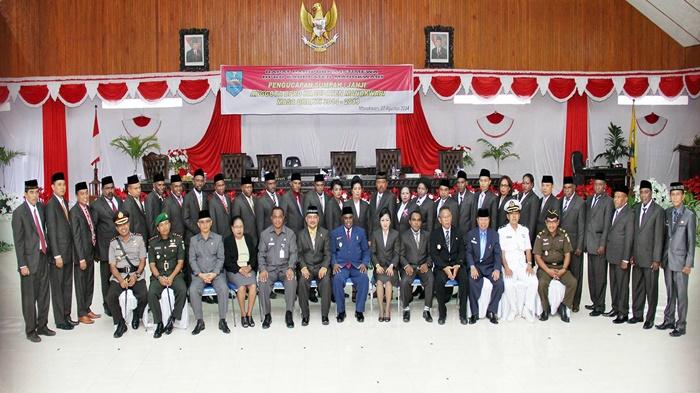 Deretan-Anggota-DPRD-Manokwari-2014-2019-foto-bersama.jpg