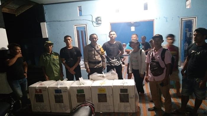 Meski Cuaca Hujan, Polisi di Landak Kawal Kotak Suara Dari Desa ke Kecamatan