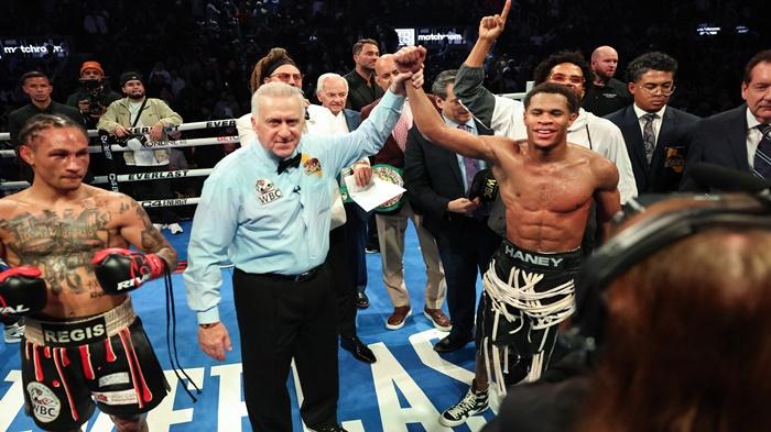 Devin-Haney-merayakan-kekalahan-Regis-Prograis-dalam.jpg