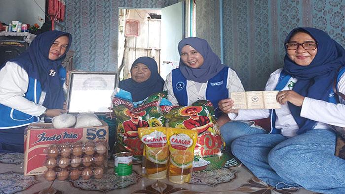 Peringati Hari Pahlawan, DPC IWAPI Kubu Raya Berikan Bantuan Sosial kepada Para Janda & Para Veteran