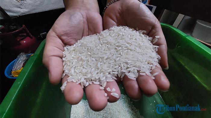 Dijah-karyawan-rumah-makan-di-Pontianak-saat-menunjukkan-stok.jpg