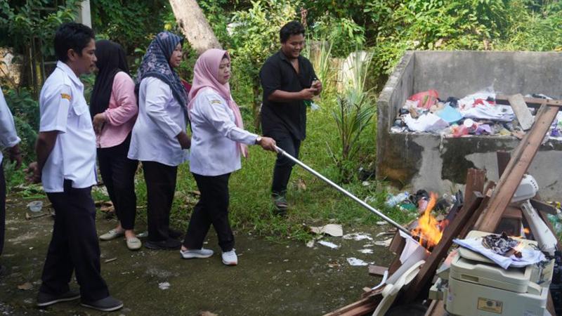 Dinas Pertanian Kapuas Hulu Bakar Barang Milik Daerah Tak Layak Dipakai