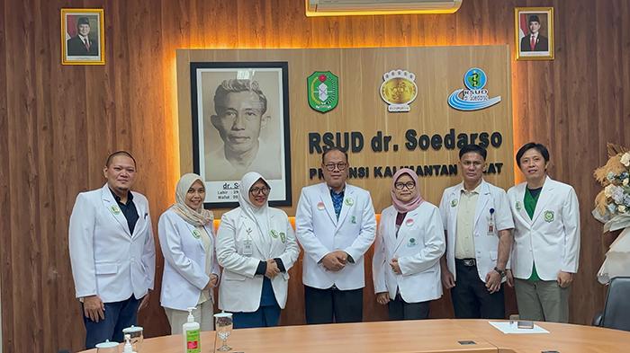 Direktur-RSUD-dr-Soedarso-Hary-Agung-foto-bersama-jajaran.jpg