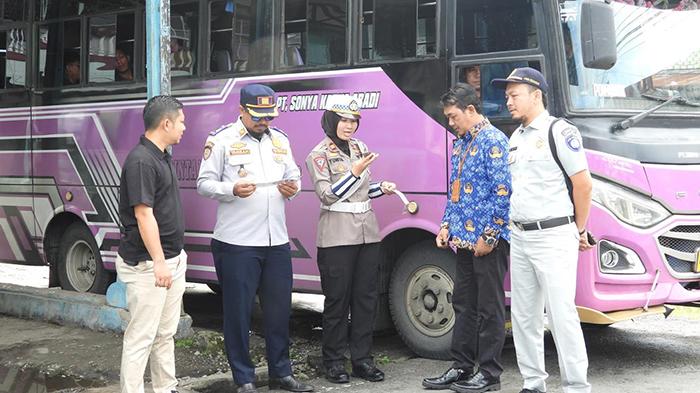 Upaya Cegah Kecelakaan, Satlantas dan Dishub Sambas Periksa Kendaraan Angkutan