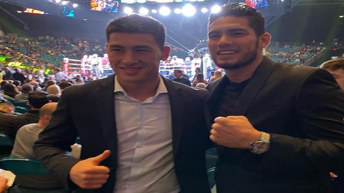 Dmitry-Bivol-kiri-dan-Gilberto-Ramirez-saat-foto-bersama-belum-lama-ini.jpg