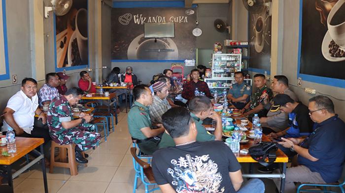 AKBP Fauzan Dengarkan Curhatan Warga Jongkat Saat Ngopi Bareng Kapolres Mempawah Polda Kalbar