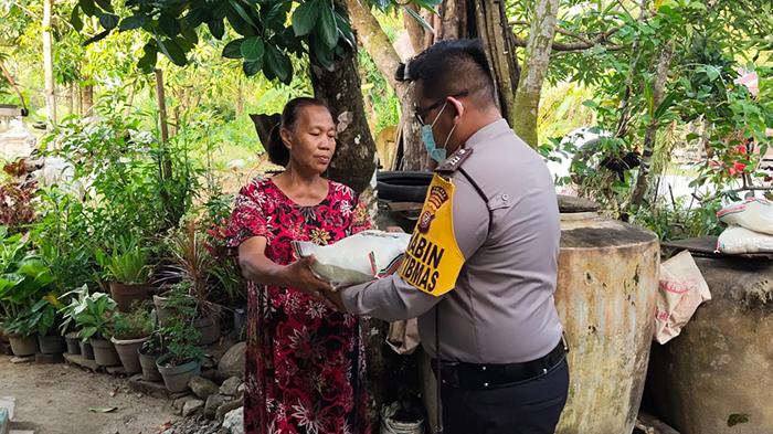 Bantu Masyarakat Terdampak Naiknya Harga BBM, Polres Mempawah Bersama Polsek Jajaran Salurkan Bansos