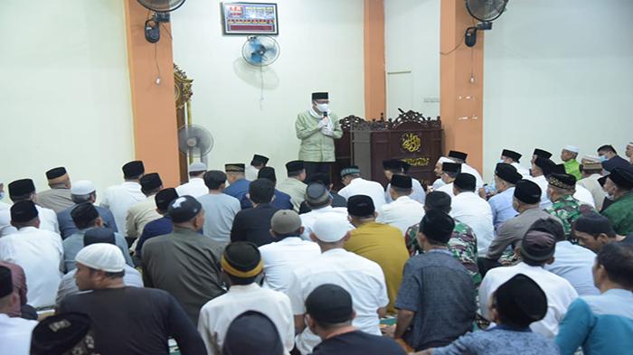 Tarawih di Desa Kubangga, Gubernur Sebut Peningkatan Infrastruktur di Sambas Bertahap