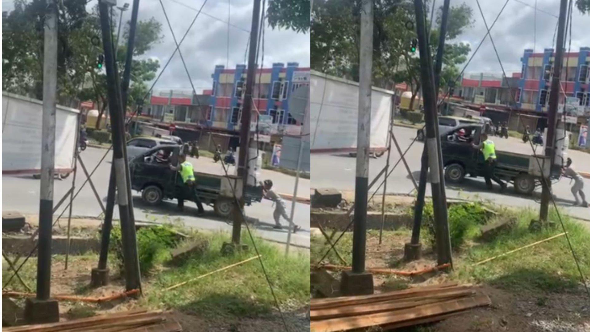 Personel Satlantas Polres Kubu Raya Bantu Dorong Mobil Warga yang Mogok