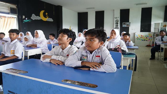 EDUKASI-SMP-belajar-dalam-kelas-123345.jpg