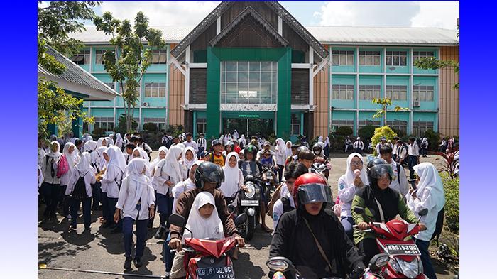 Edukasi-SMP-halaman-sekolah-SMP.jpg