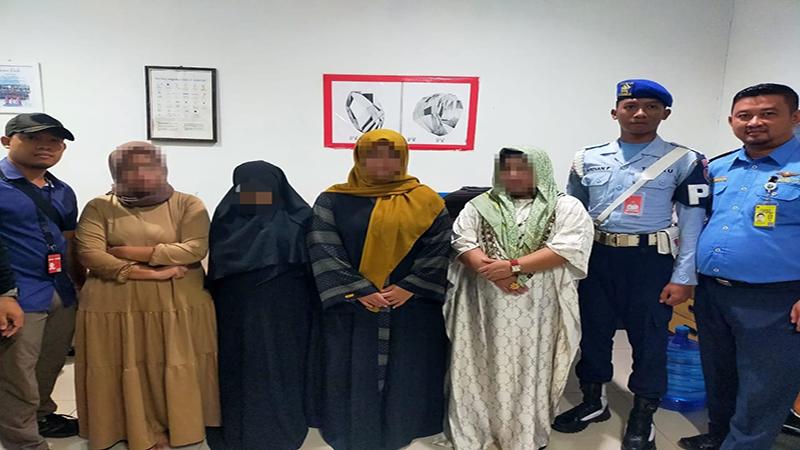 BREAKING NEWS - Sembunyikan Sabu di Alas Kaki, 4 Wanita Diciduk di Bandara Supadio Pontianak