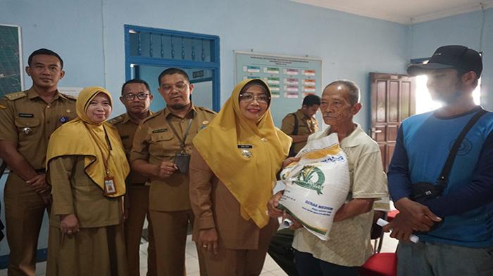 Erlina-ketika-menyalurkan-bantuan-pangan-Cadangan-Beras432.jpg