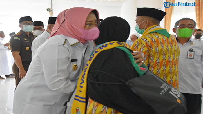 Erlina-memeluk-hangat-calon-jamaah-haji-Mempawah-saat-s23rwef.jpg