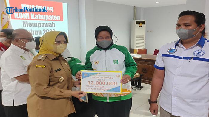 Erlina-menyerahkan-bonus-kepada-pelatih-Anggar-Mempawah2354WREF.jpg