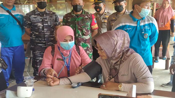 Erlina-saat-melakukan-pengecekan-kesehatan-pada-2435rwef.jpg