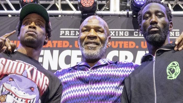 Errol-Spence-Jr-kiri-Mike-Tyson-tengah-dan-Terence-Crawfrod.jpg