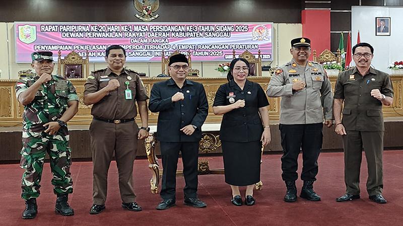 DPRD Sanggau Gelar Rapat Paripurna, Penyampaian Penjelasan Bapemperda Terhadap 4 Raperda Inisiatif