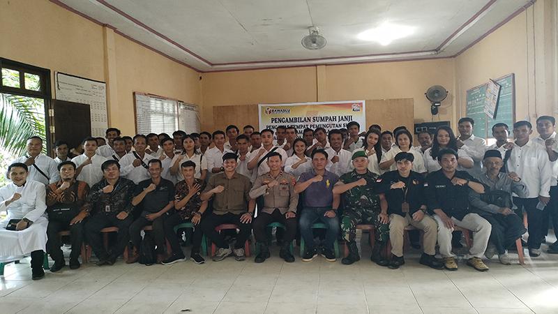 Panwascam Kuala Behe Ambil Sumpah Janji 47 Orang PTPS Untuk Pilkada Serentak 2024