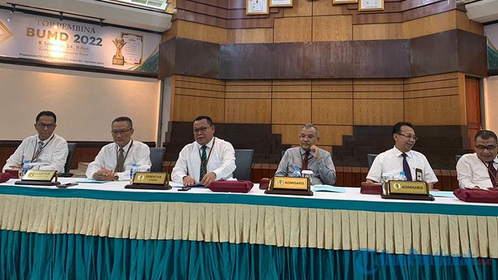 Foto-Dirut-Bank-Kalbar-didampingi-beberapa-Komisaris-saat-merilis-hasil-kinerja-tahun-2022.jpg