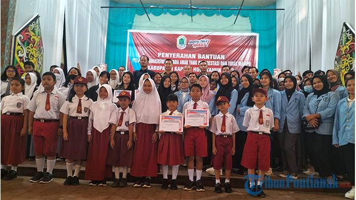 Bupati Fransiskus Salurkan Beasiswa Pelajar dan Mahasiswa Kurang Mampu di Kapuas Hulu