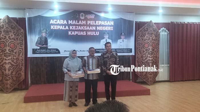 Foto-bersama-Bupati-Kapuas-Hulu-Fransiskus-Diaanw23rewf.jpg