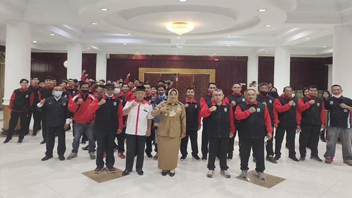 Foto-bersama-Bupati-Mempawah-Erlina-dengan-konting2qw35rwerf.jpg