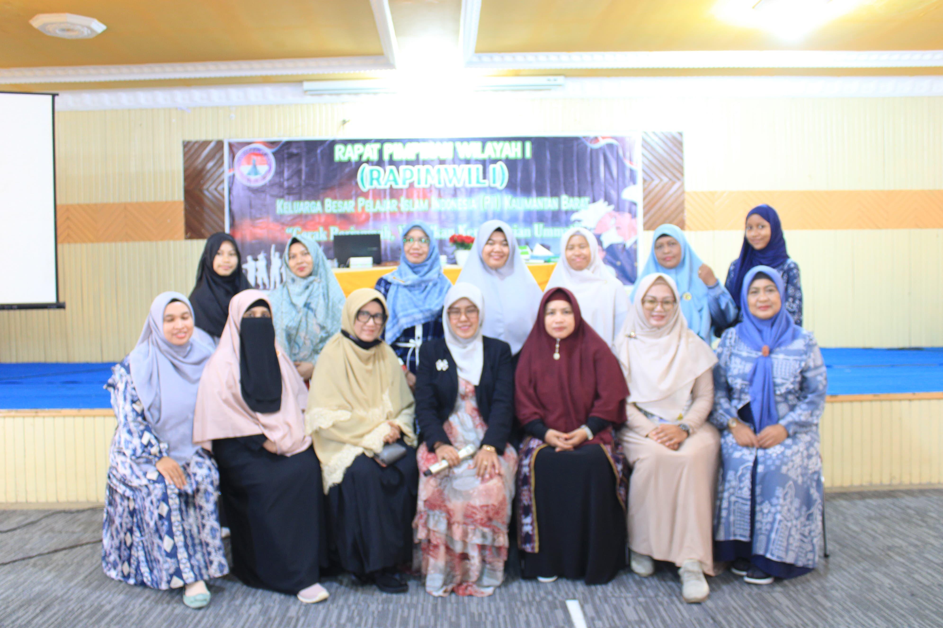 Foto-bersama-jajaran-pengurus-Lembaga-Otonom-Pengurus-Wilayah-KB-PII-Wati-Kalbar.jpg