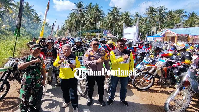 Foto-bersama-ratusan-rider-trabas-Bupati-Kubu-Raya234ewrf.jpg