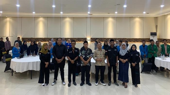 Foto-bersama-usai-FGD-bertajuk-Esensial-Data-Pemilih-Pil3r4e.jpg
