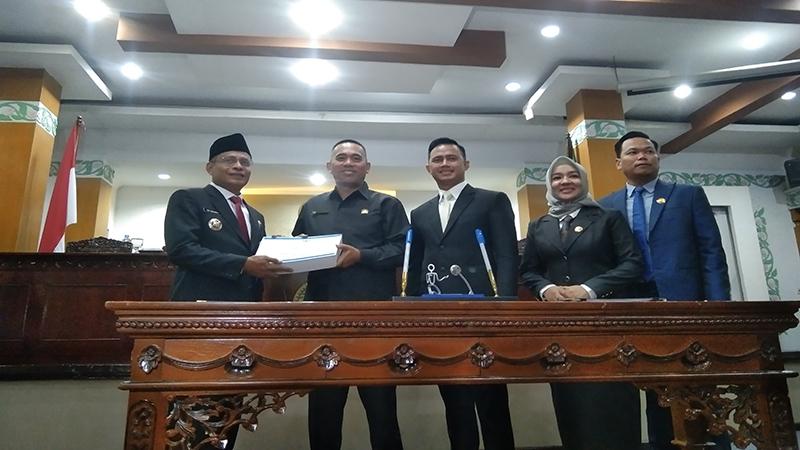 Foto-bersama-usai-Rapat-Paripurna-tentang2343.jpg