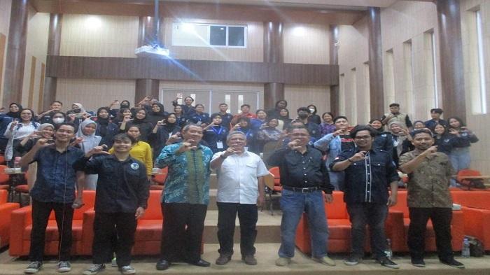 Foto-bersama-usai-gelaran-seminar-pelatihan-kepemimpinan-Himpunan.jpg