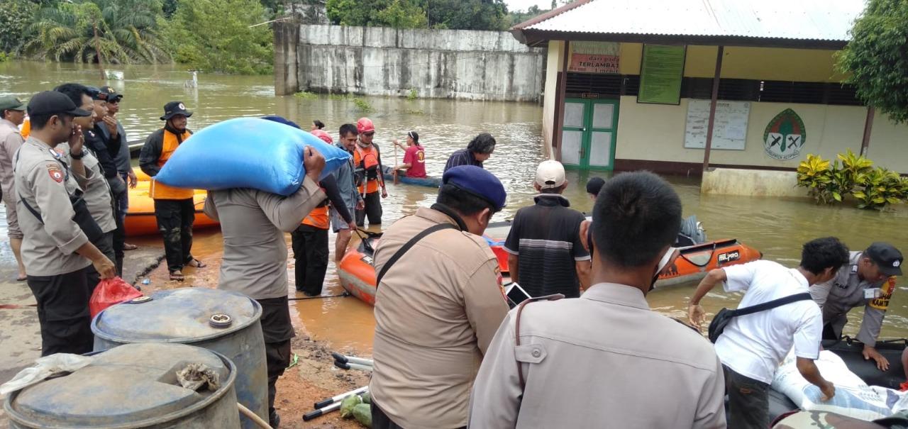 Tim Gabungan Polres Ketapang Salurkan Bantuan Banjir di Kecamatan Jelai Hulu