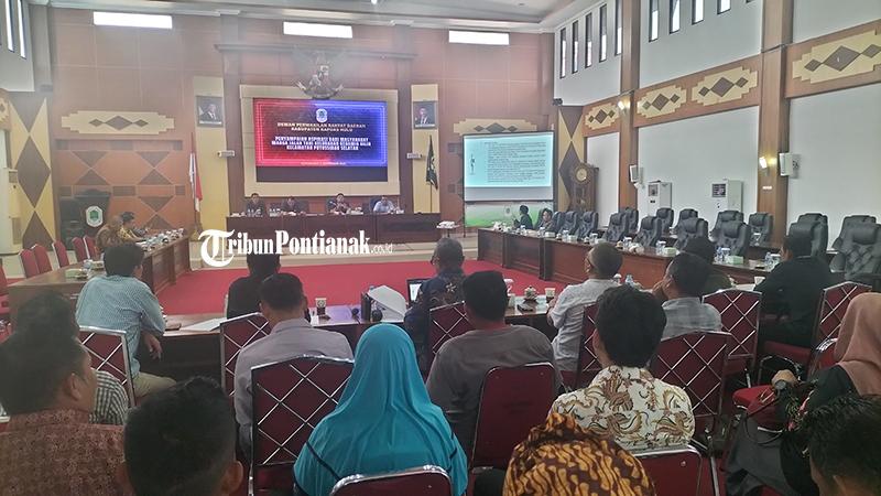Warga Putussibau Selatan Datangi Gedung  DPRD, Keluhkan Kondisi Jalan, Listrik, Hingga Air Bersih