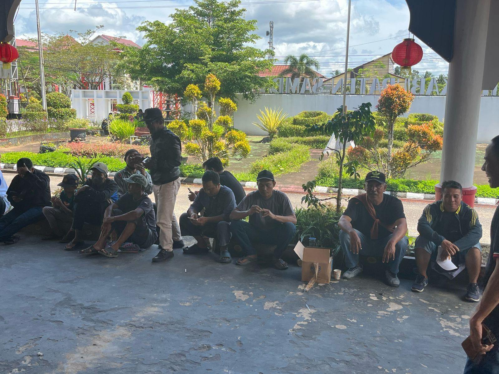 Ratusan Warga Jawai Geruduk DPRD Sambas Tuntut Infrastruktur Diperbaiki