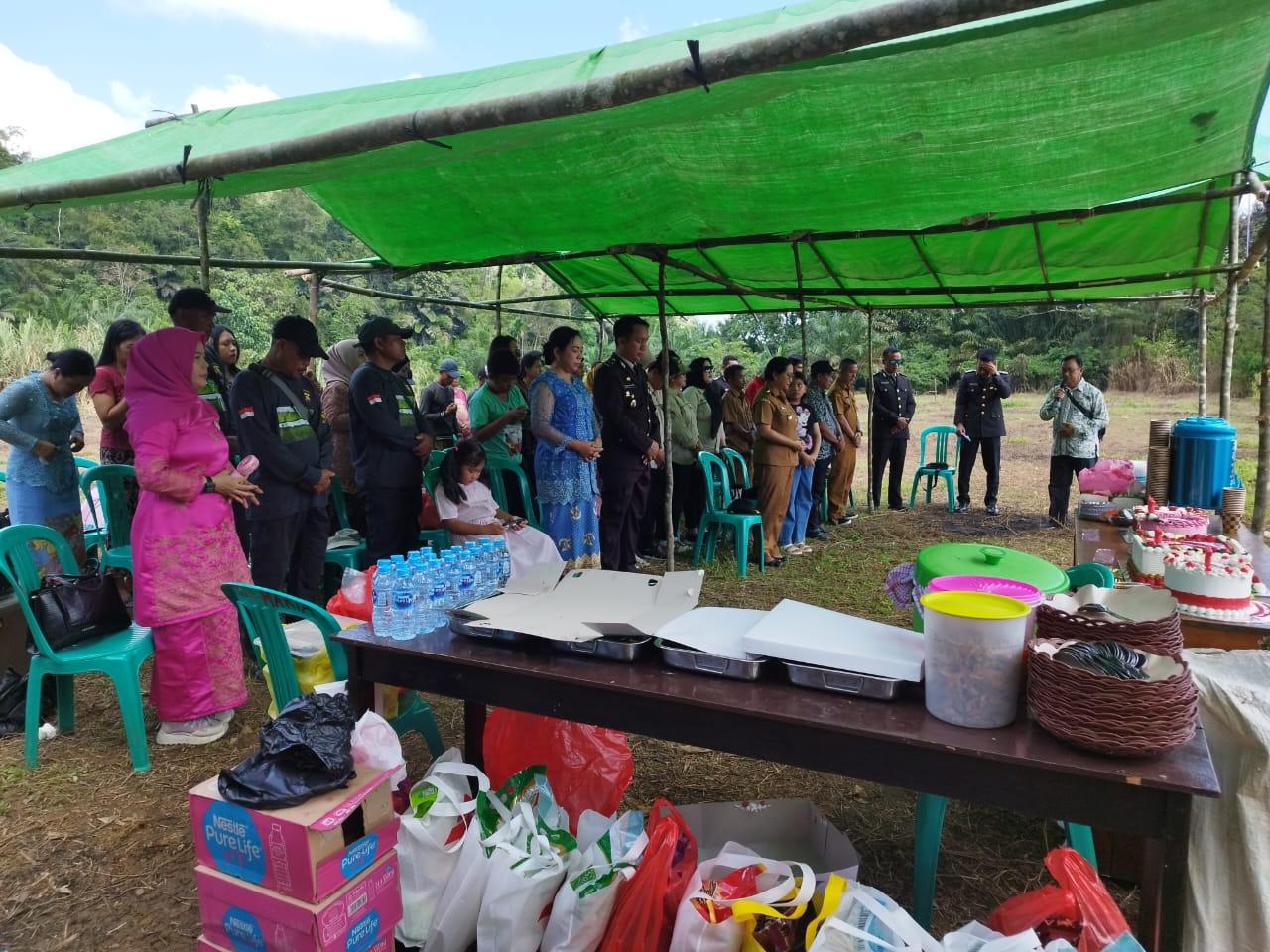 Peringati HUT Bhayangkara ke-79, Polsek Mempawah Hulu Gelar Syukuran di Lahan Demplot