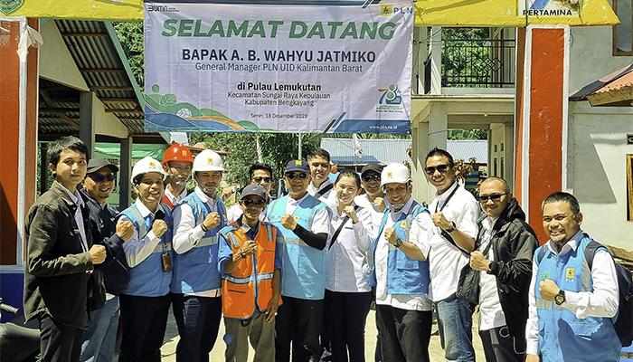 General-Manager-PLN-UID-Kalimantan-Barat-Wahyu-Jatmiko-bersama-PLN-Icon-Plus.jpg