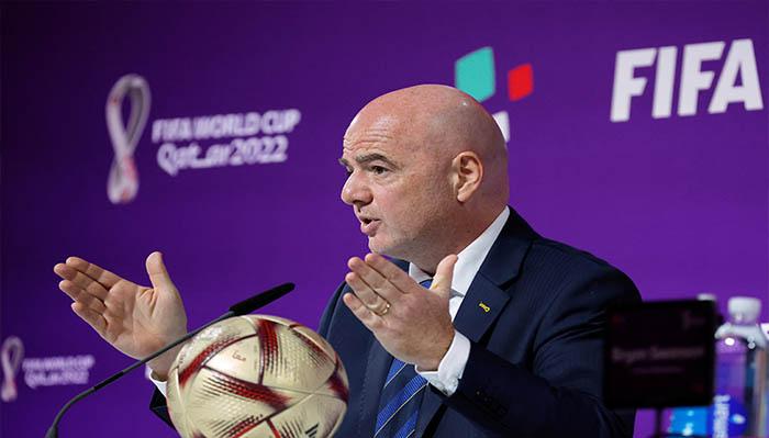 Gianni-Infantino-memberikan.jpg