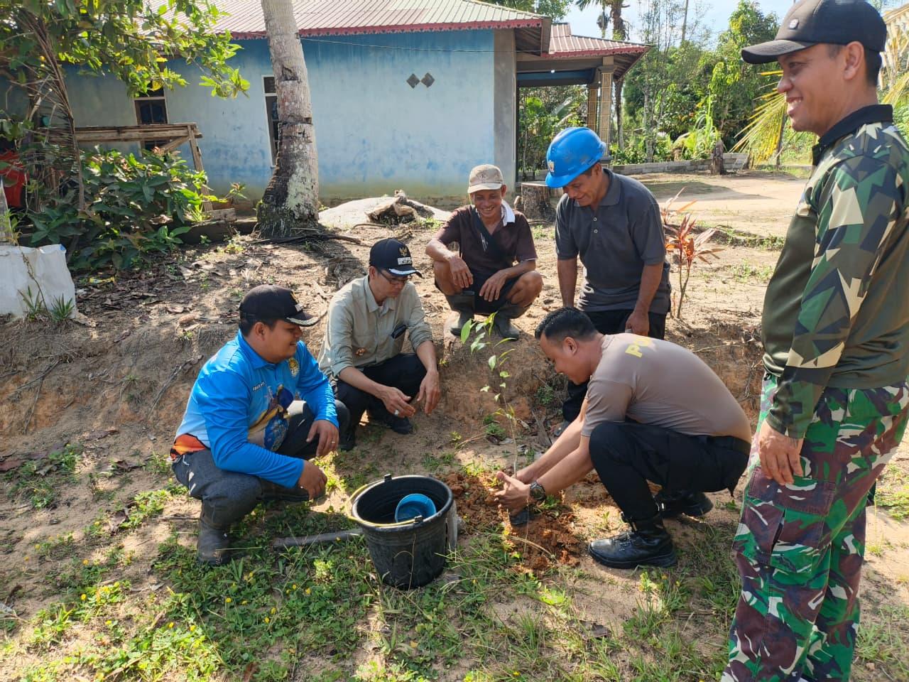 Tokoh Masyarakat dan Warga Manis Mata Gotong Royong Bersihkan Lingkungan dan Penanaman Pohon - Tribunpontianak.co.id